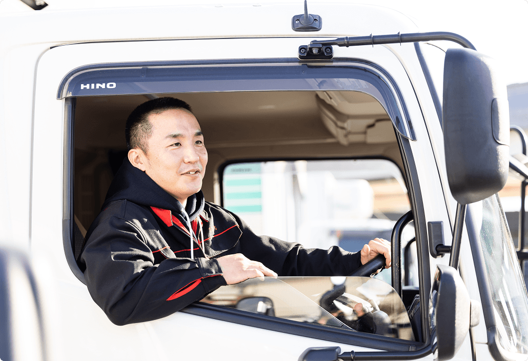 トラックを運転する従業員