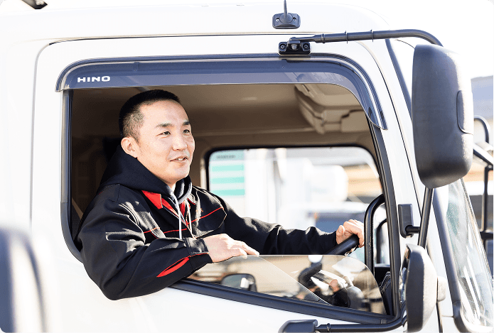 トラックを運転している従業員