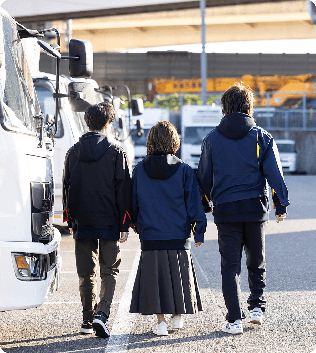 並んで歩く従業員