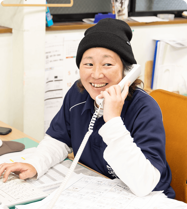 電話対応中の従業員