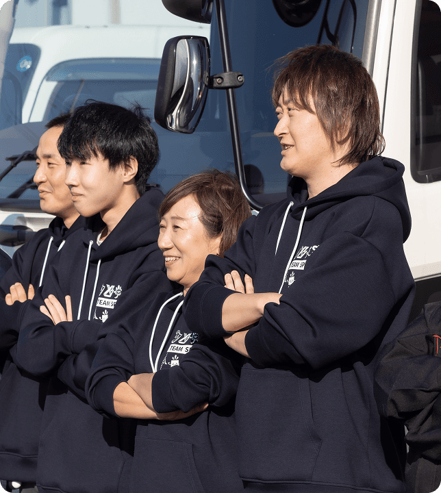 腕組みをしている取締役と社長と従業員
