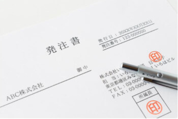発注書とボールペン