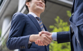 握手するビジネスマン二人